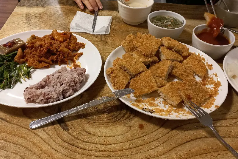 돈까스와 제육볶음의 환상적인 조합