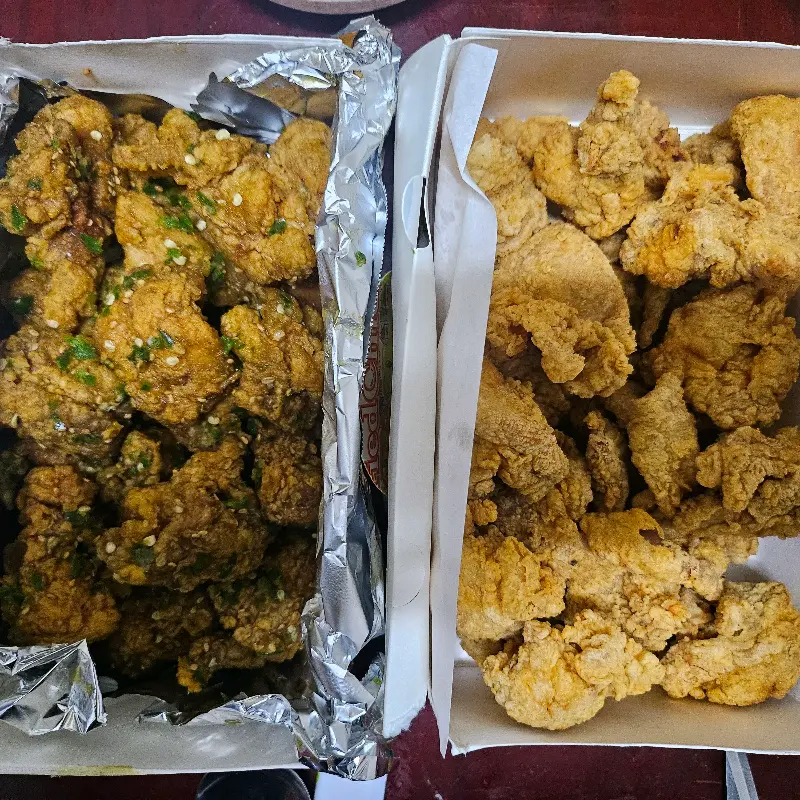 시장닭집 반반 치킨 근접샷