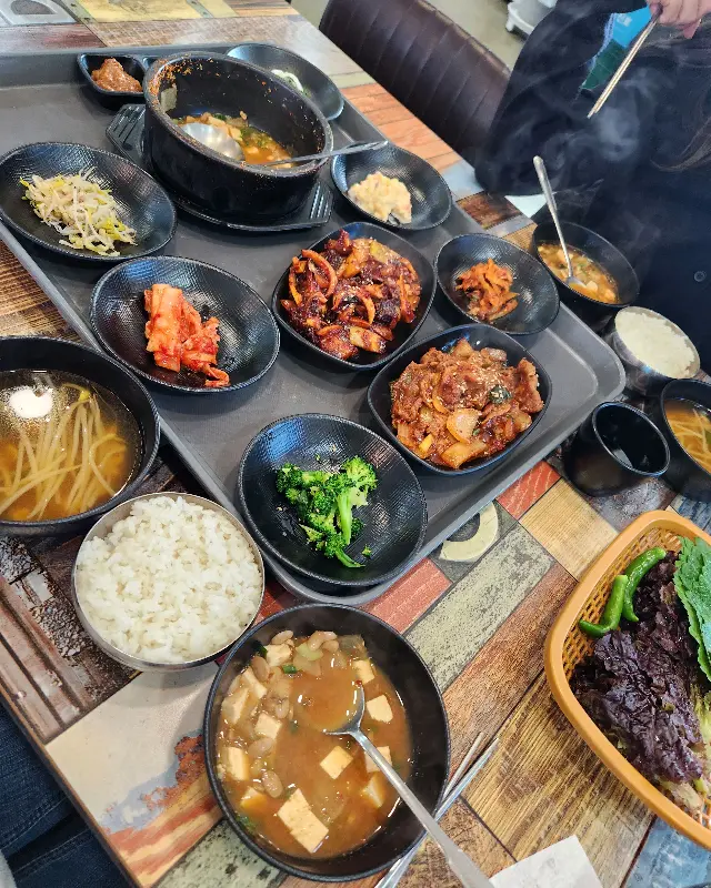 돼지불고기정식 한 상 전체 모습