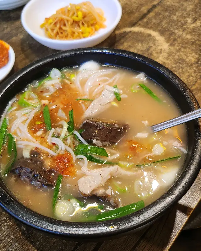 다대기가 듬뿍 들어간 돼지국밥