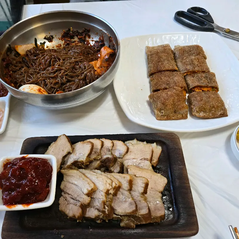 수육, 막국수, 메밀전병 한 상 차림