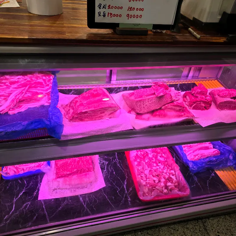 정육 코너에 진열된 다양한 부위의 고기들