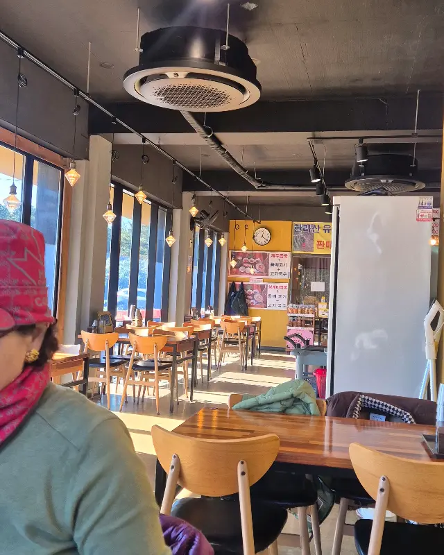 넓고 쾌적한 식당 내부