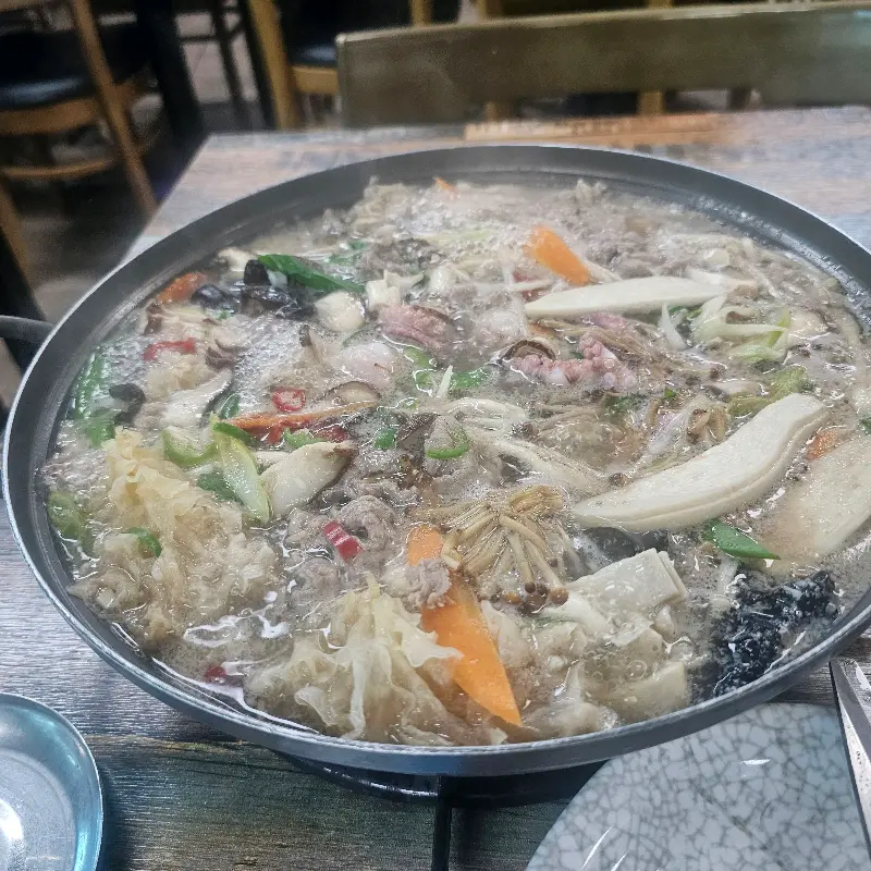 버섯 가득 전골