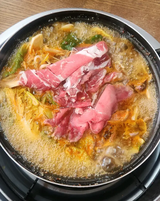 육수에 소고기와 야채를 넣어 끓이는 모습