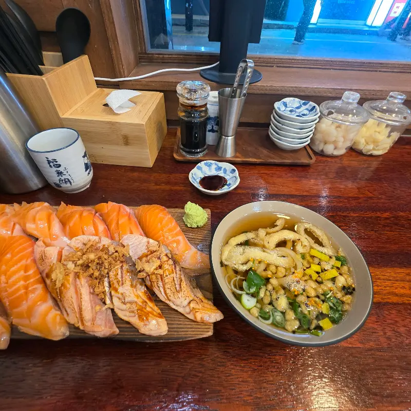 테이블 위에 놓인 초밥과 우동