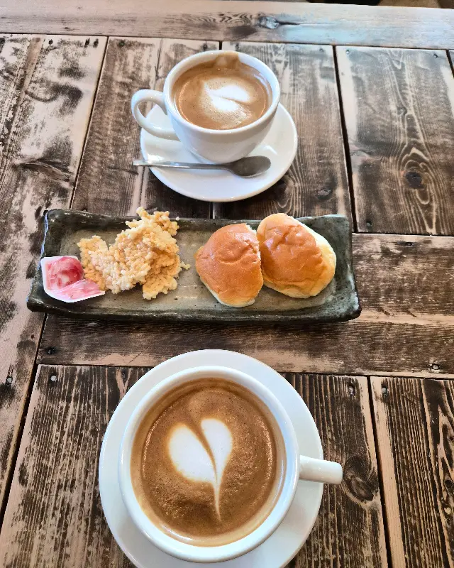 커피와 함께 제공되는 다과