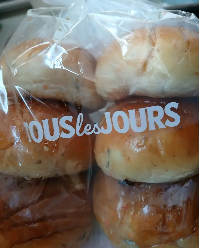 빵 봉투에 담긴 빵