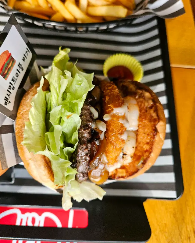 케첩에 찍은 감자튀김