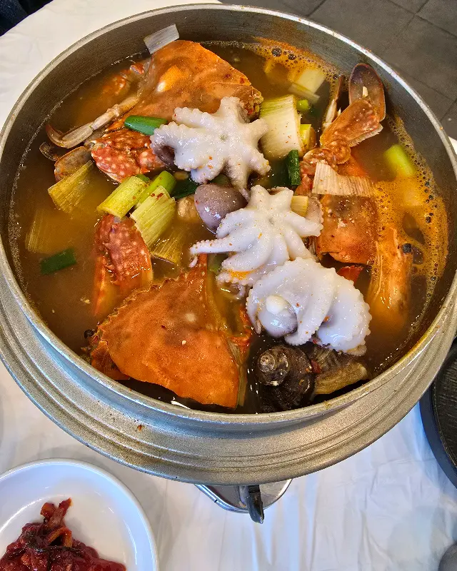 해물뚝배기 속 다양한 해산물