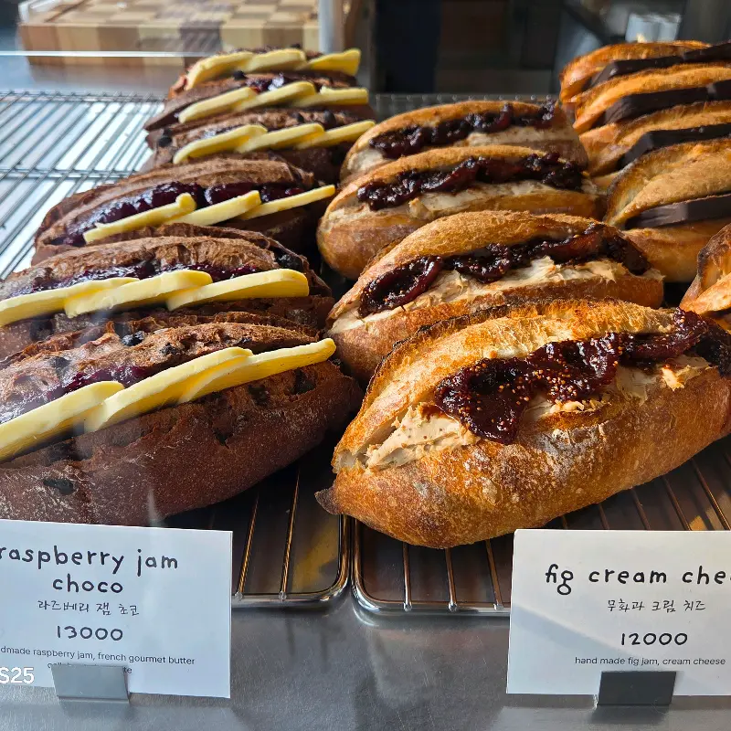 쇼케이스 안의 다양한 바게트