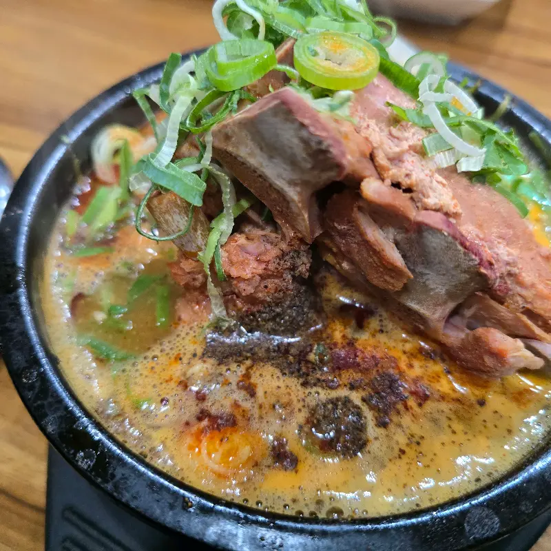 살코기가 듬뿍 붙어있는 등뼈