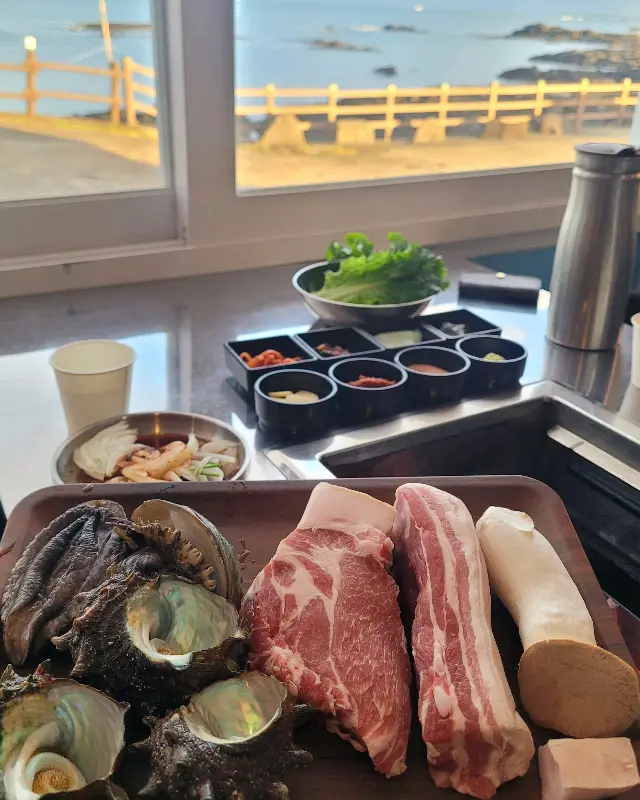 바다를 바라보며 즐기는 식사