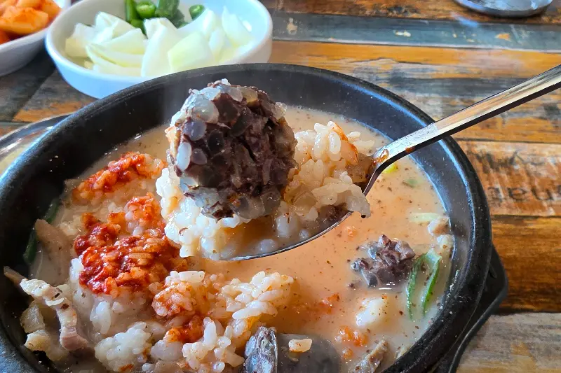 숟가락 위에 푸짐하게 올려진 순대와 밥