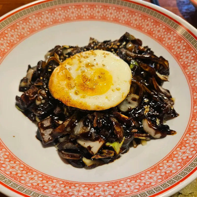 짜장면 위 톡 터지는 계란 노른자