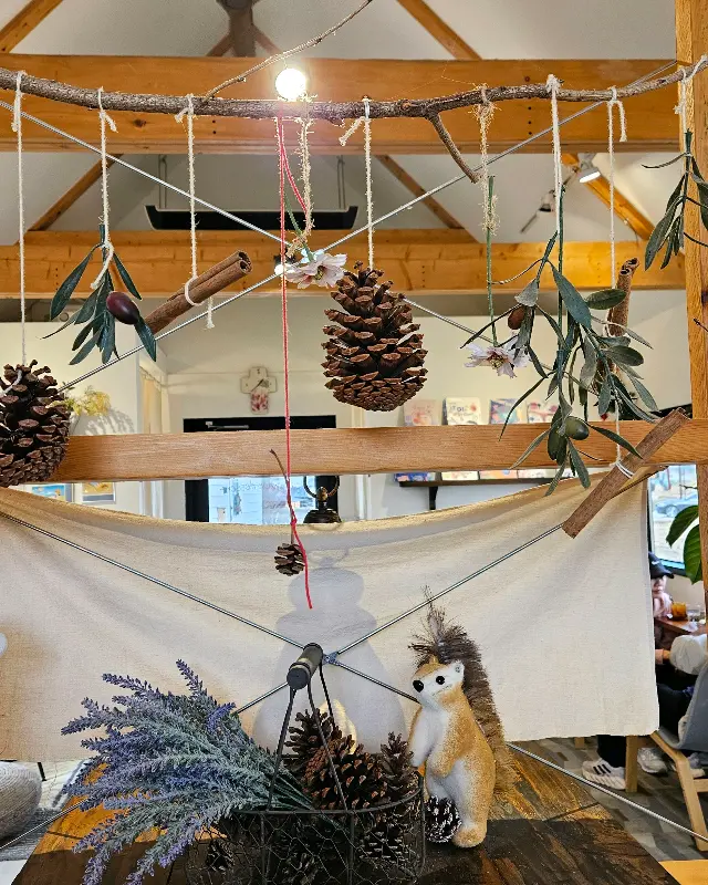 사랑새봄 카페 내부 장식