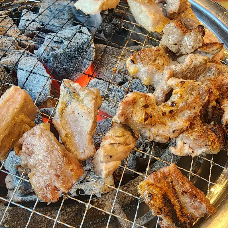 숯불 위에 구워진 갈비