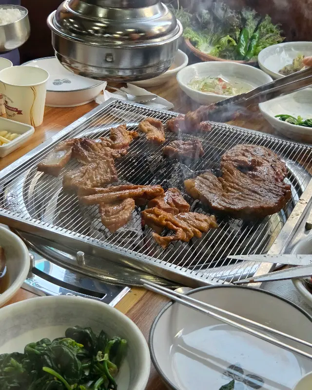 숯불 위에 구워지는 돼지갈비