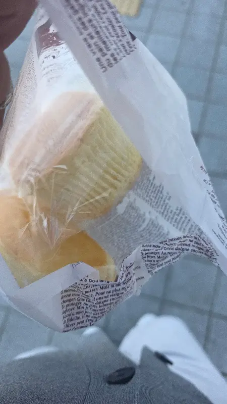 종이봉투에 담긴 빵