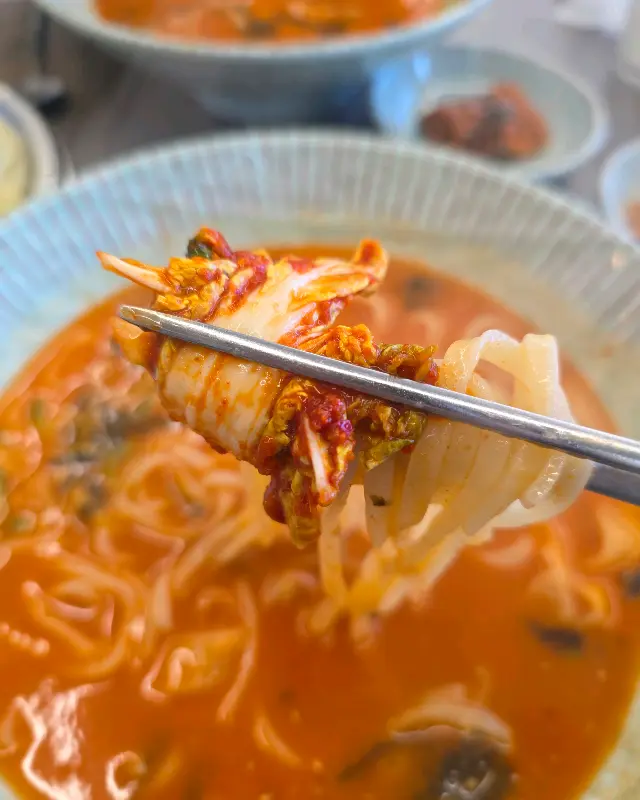 바지락칼국수와 김치