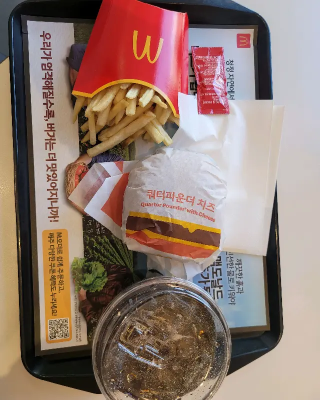 쟁반 위에 놓인 쿼터파운더 치즈버거 세트