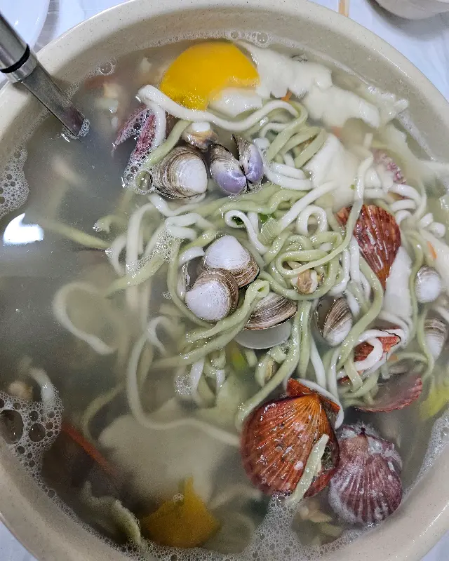 푸짐한 해물칼국수