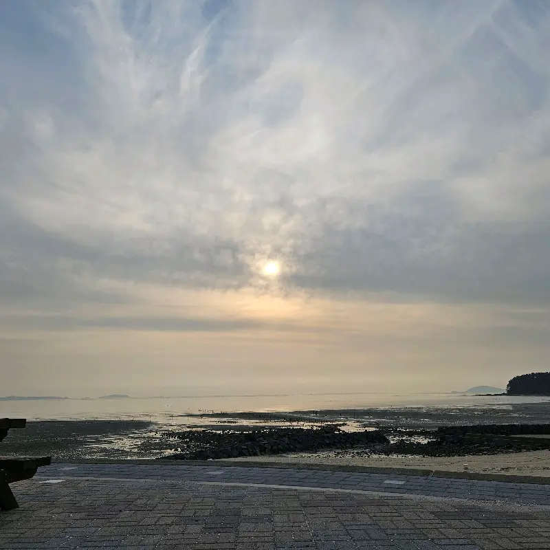 석양이 드리운 바다