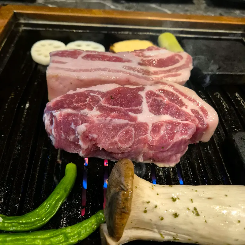 불판 위에 올려진 두툼한 삼겹살