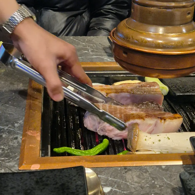 직원이 고기를 구워주는 모습