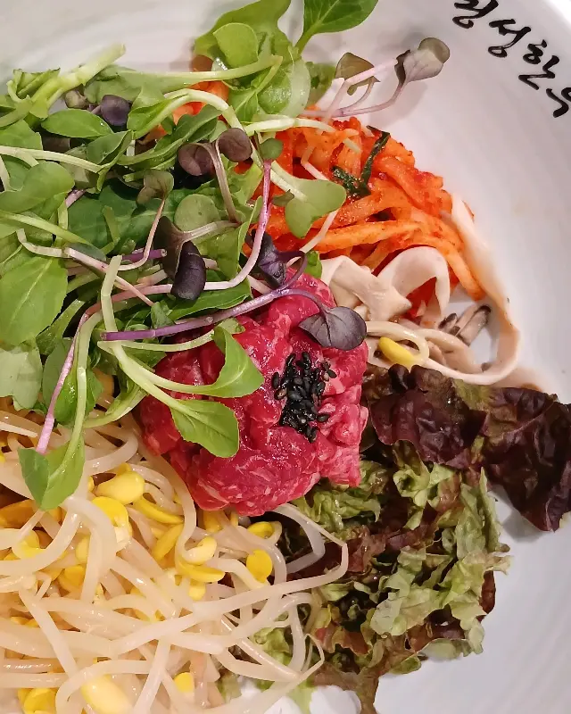 신선한 육회 비빔밥