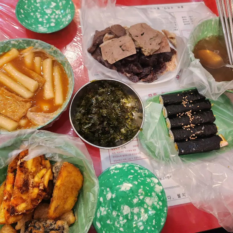 떡볶이, 튀김, 김밥, 순대