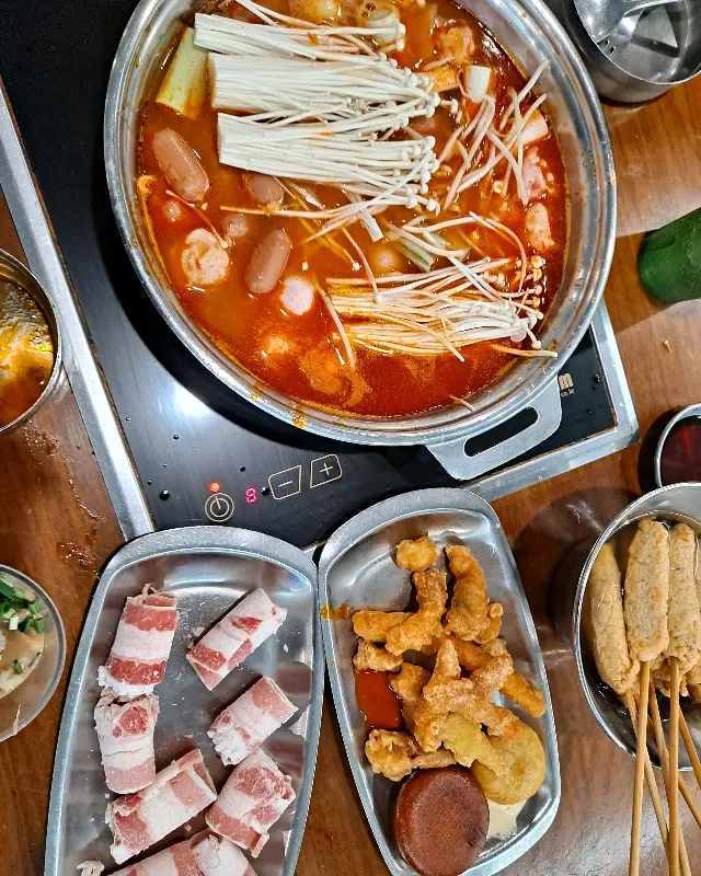 떡볶이와 튀김이 함께 놓여있는 모습