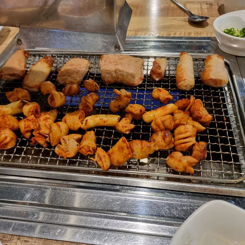 초벌된 곱창과 막창