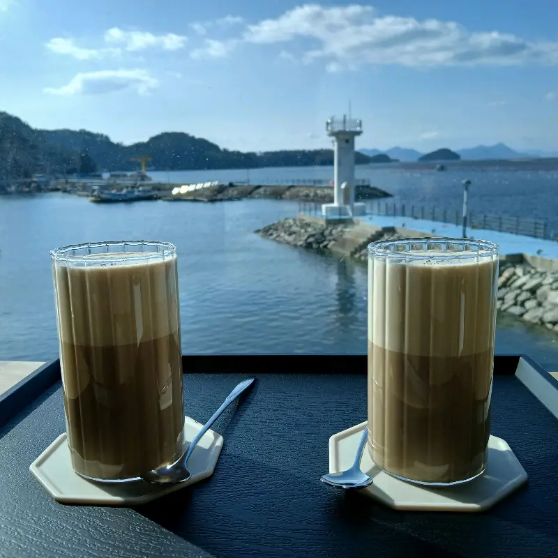 커피와 등대 풍경