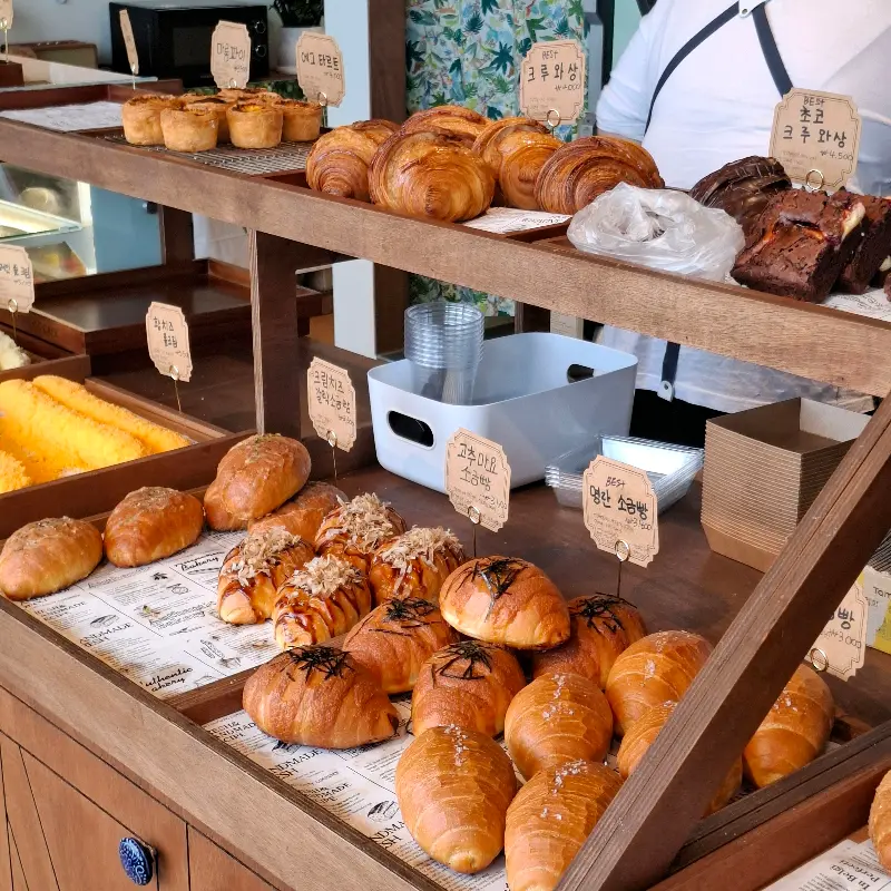 다양한 빵이 진열되어 있는 모습