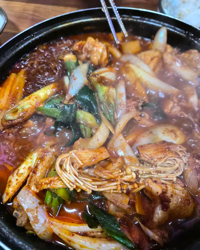 닭고기와 파, 양파가 어우러진 닭도리탕