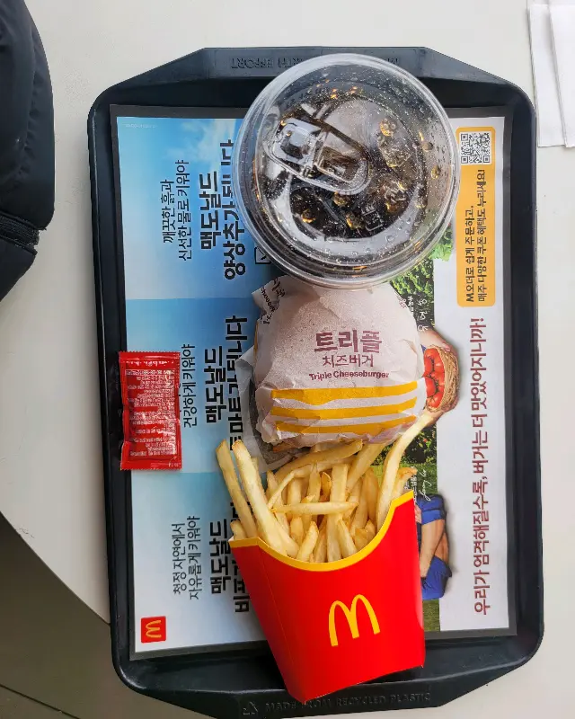 쟁반 위에 놓인 햄버거 세트