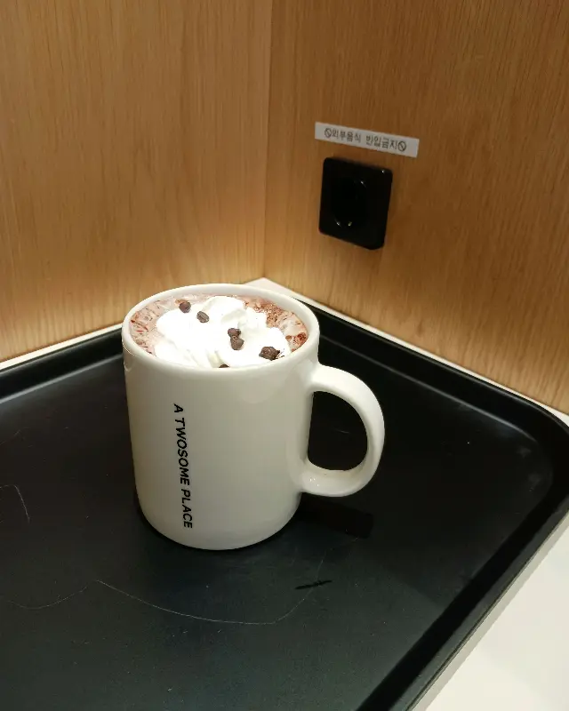 1인 좌석에서 즐기는 커피 한 잔의 여유