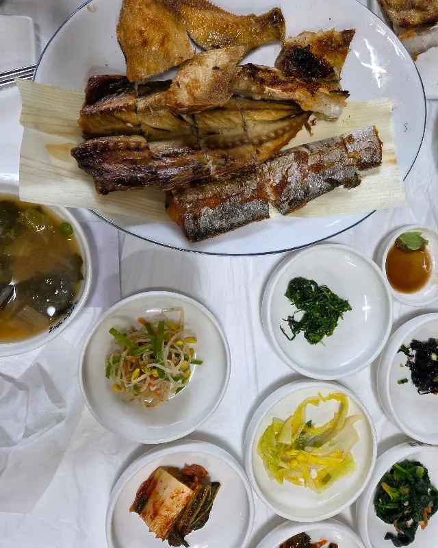 노릇하게 구워진 생선구이와 정갈한 밑반찬