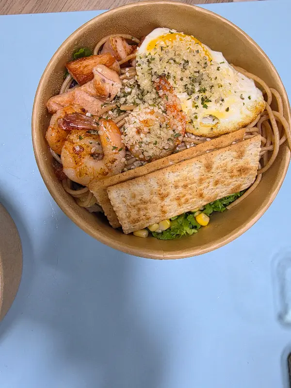 새우와 계란이 토핑된 샐러드 파스타