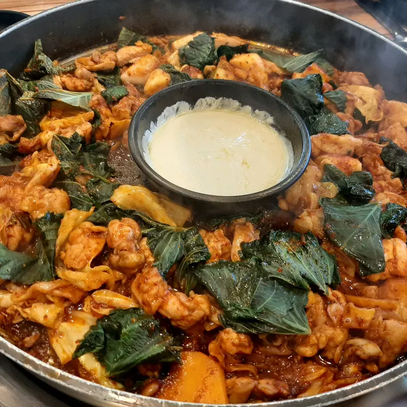 닭갈비와 치즈 퐁듀의 조화