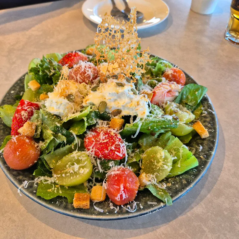 신선한 재료가 듬뿍 들어간 샐러드