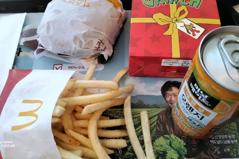 햄버거, 감자튀김, 음료가 놓인 쟁반