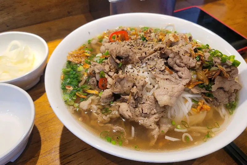 푸짐한 양의 양지 쌀국수