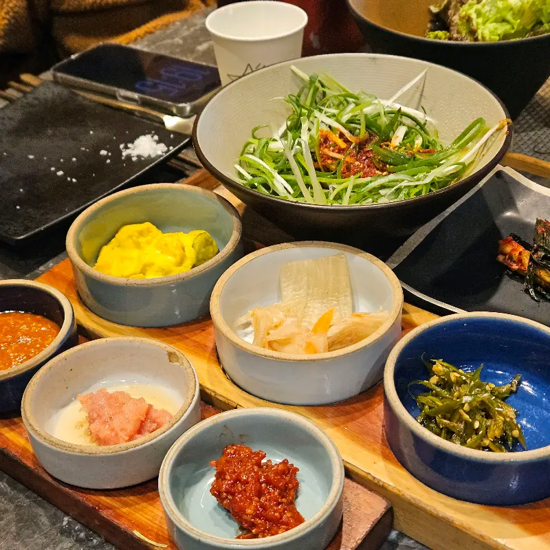 정갈하게 담긴 다양한 소스들