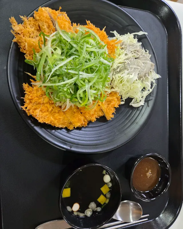 푸짐한 돈까스 정식