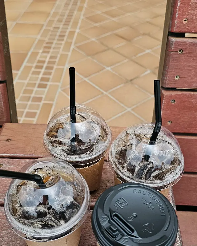 테이크 아웃 컵에 담긴 시원한 커피. 바다를 배경으로 사진 찍으니 더욱 예쁘다.