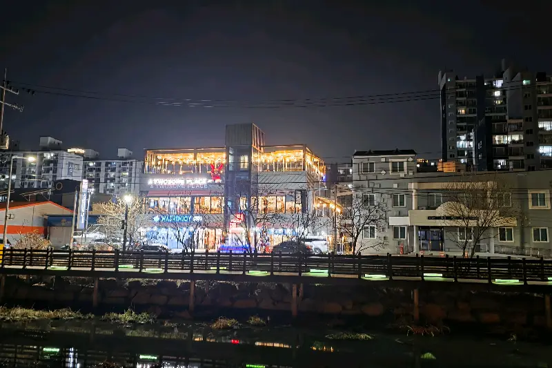 밤에 바라본 투썸플레이스 외부 야경