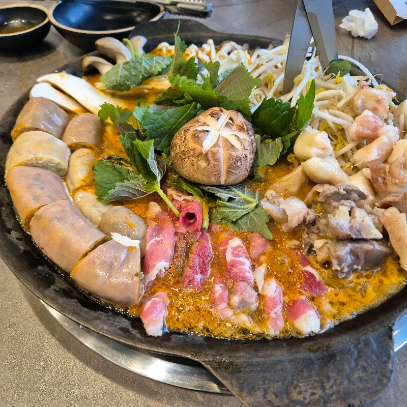 푸짐하게 담긴 한우곱창 순대전골의 모습