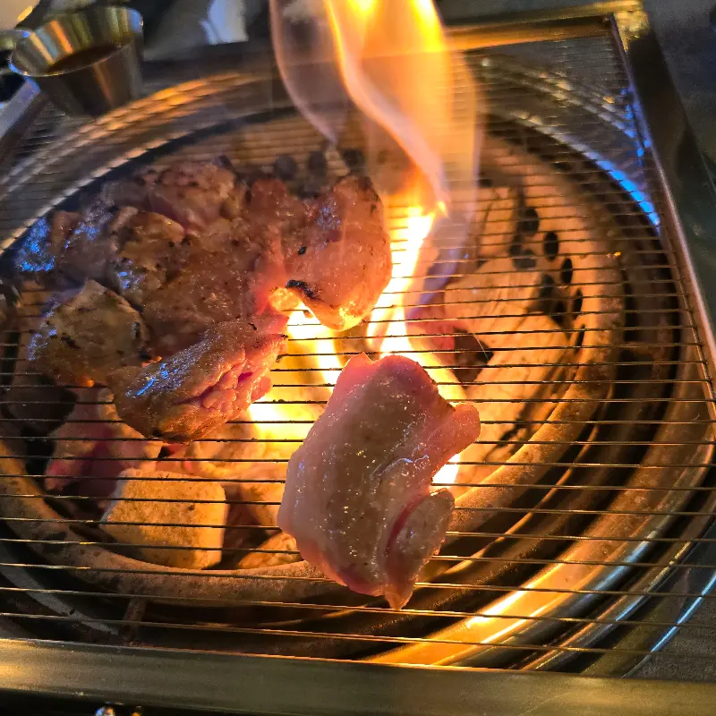 숯불 위에서 구워지는 꼬들살